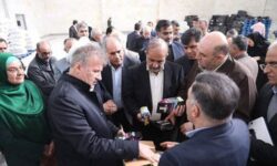 بازدید اعضای کمیسیون کشاورزی مجلس از گلخانه و مجمو...